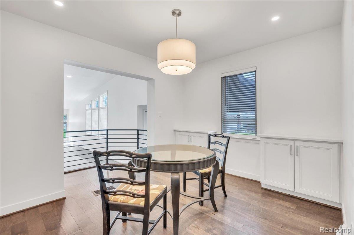 2155 Avondale