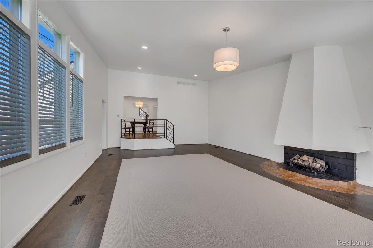 2155 Avondale