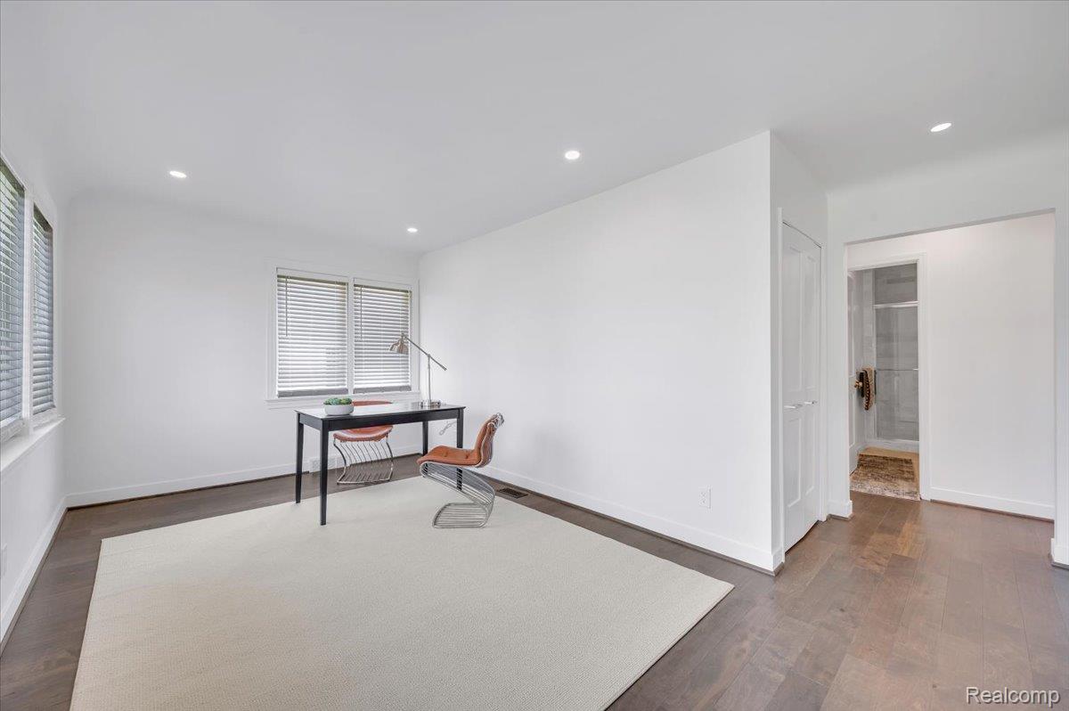 2155 Avondale