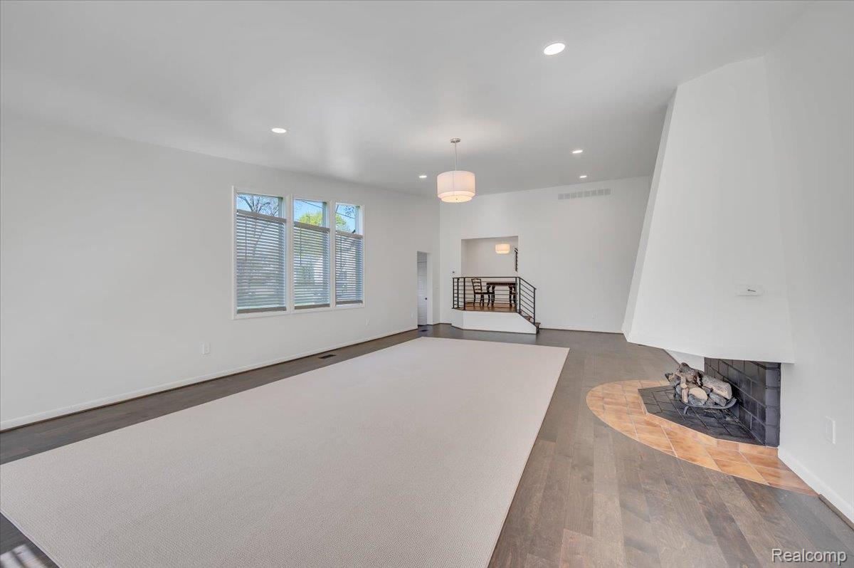 2155 Avondale