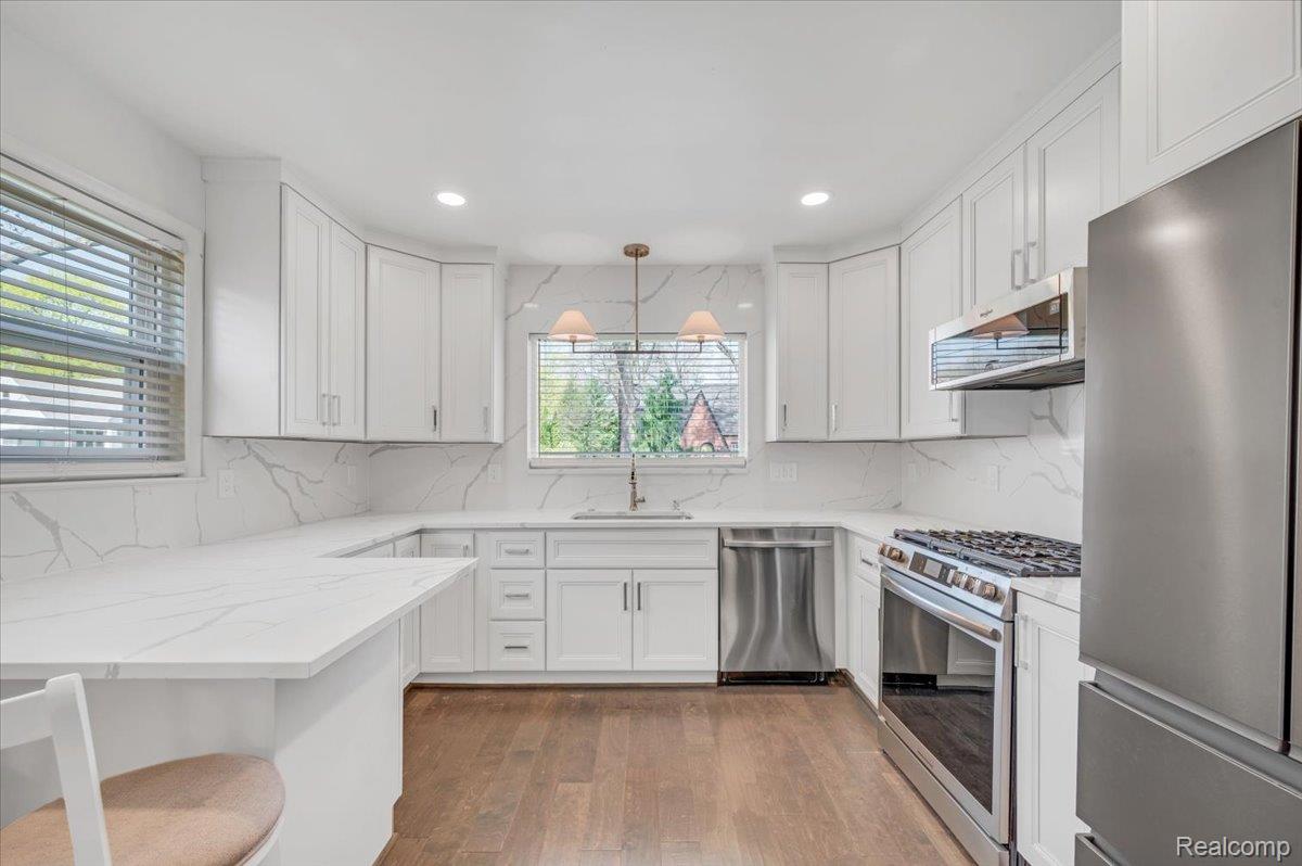 2155 Avondale