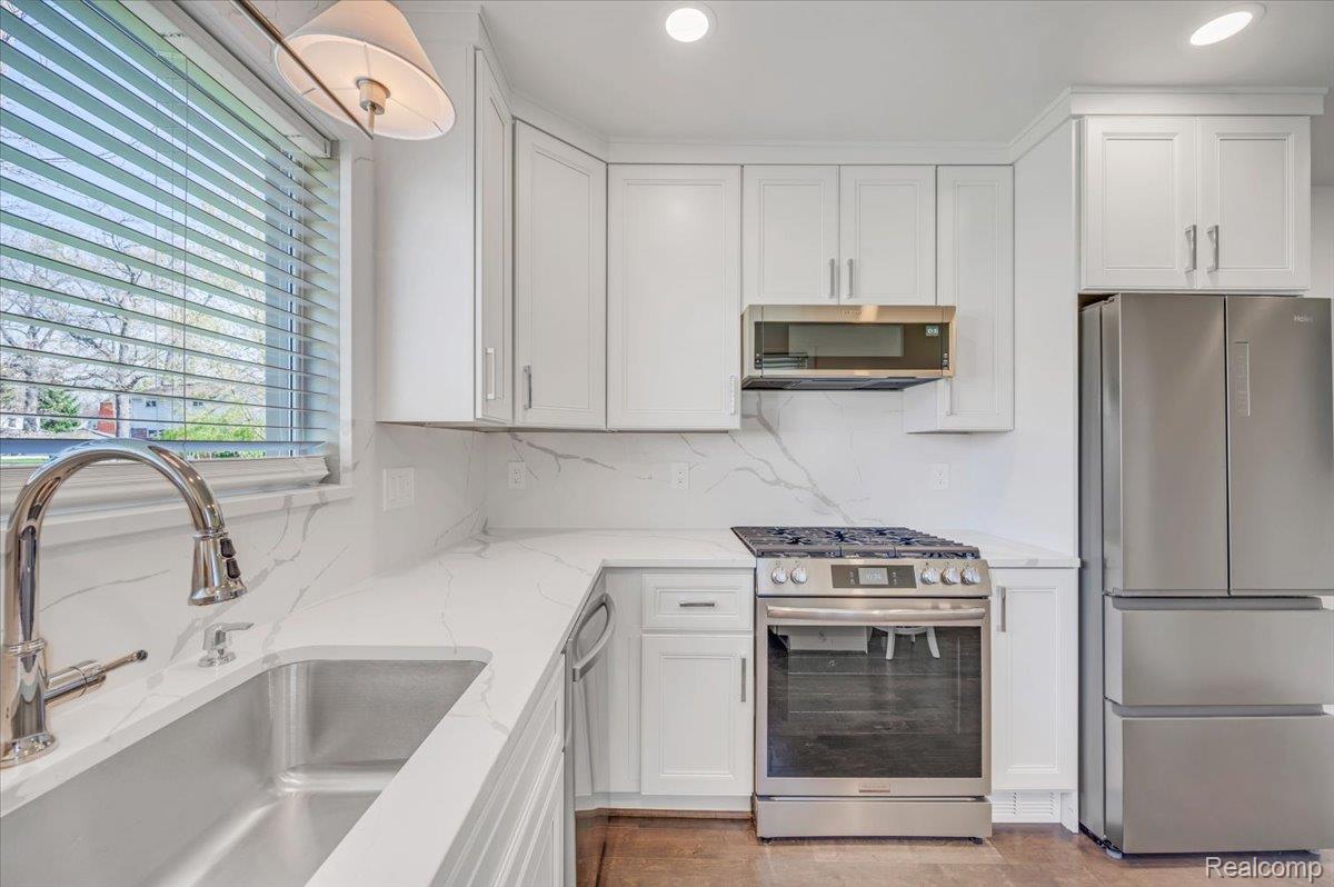 2155 Avondale