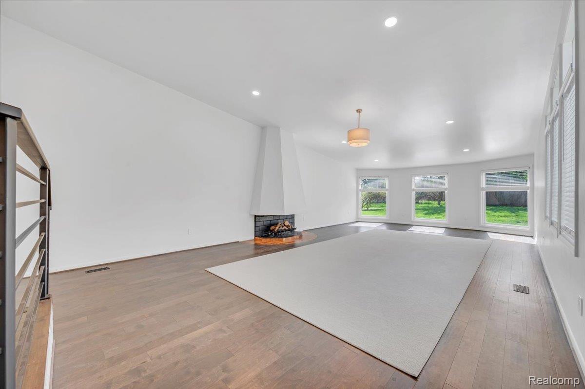 2155 Avondale