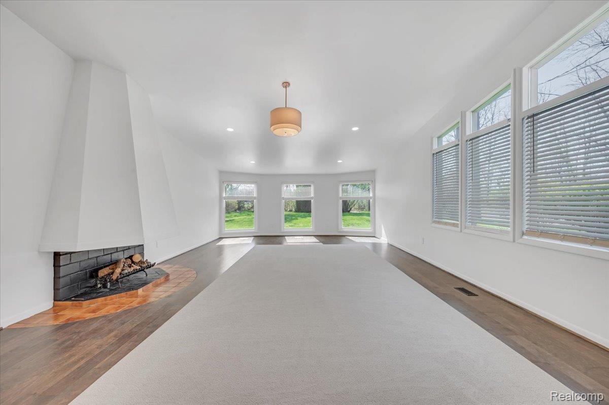 2155 Avondale
