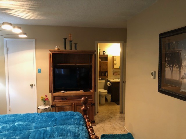 25 Pendaries Village Lane