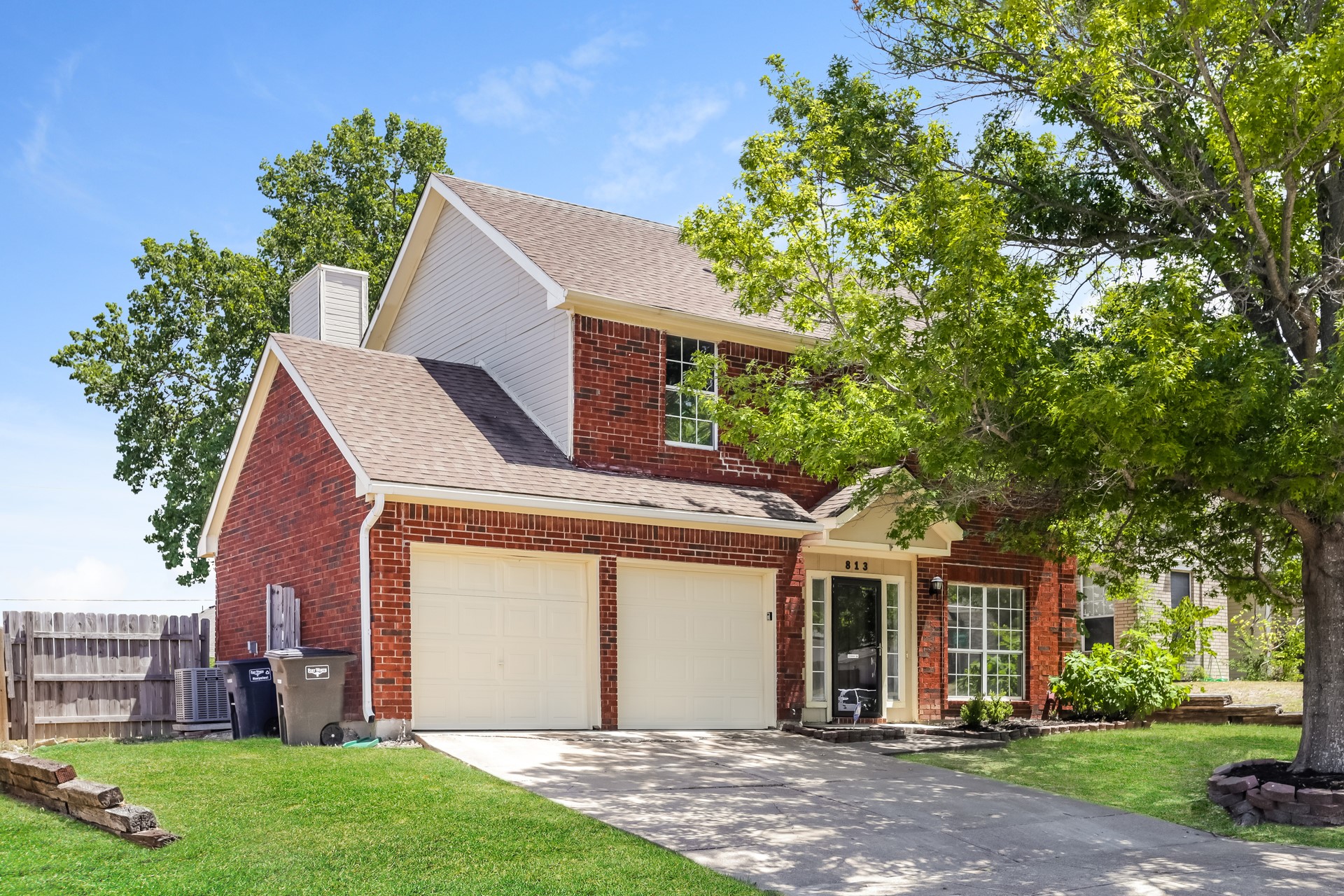 813 Lionel Way