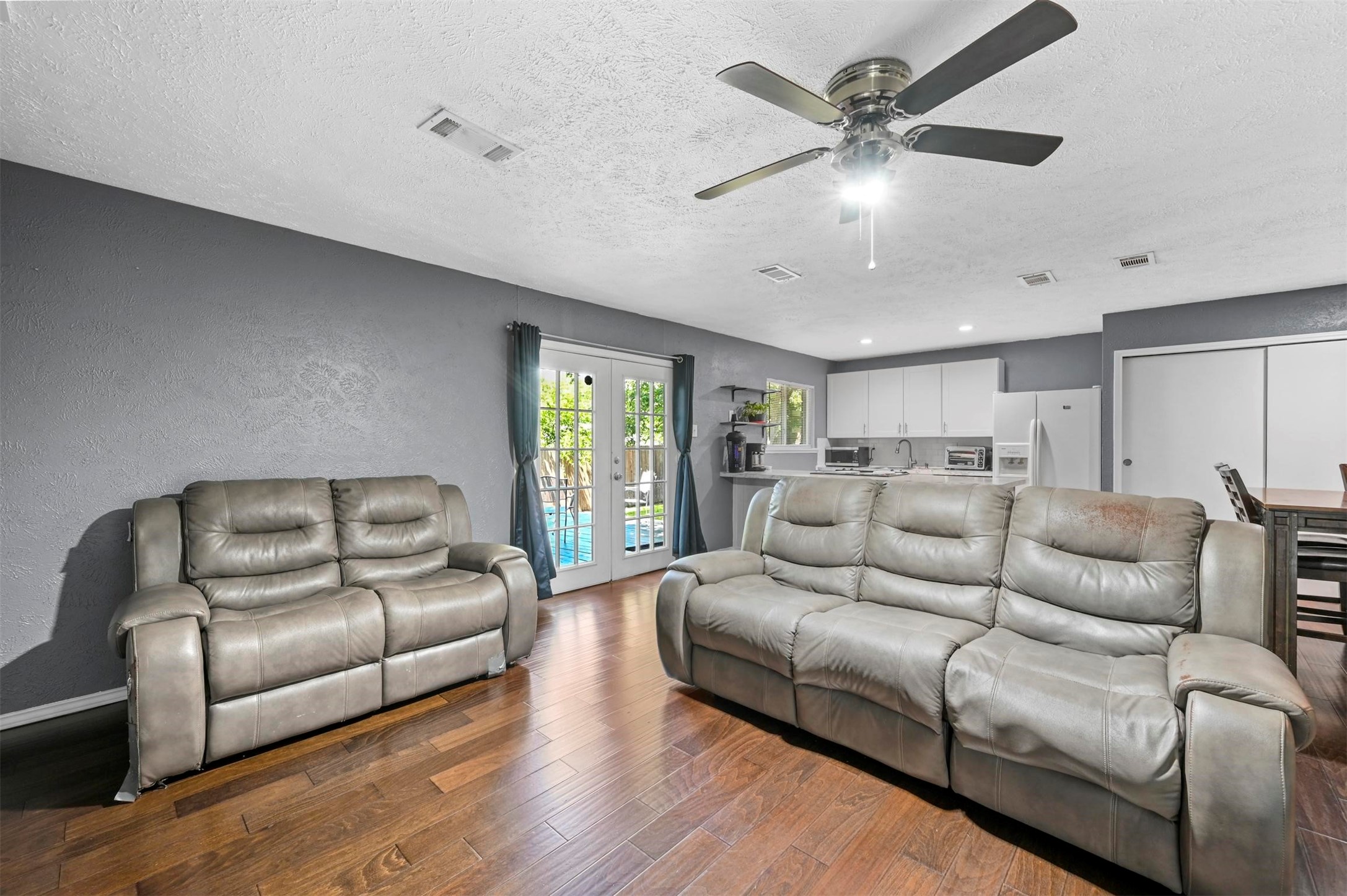 6805 Glenwood Drive