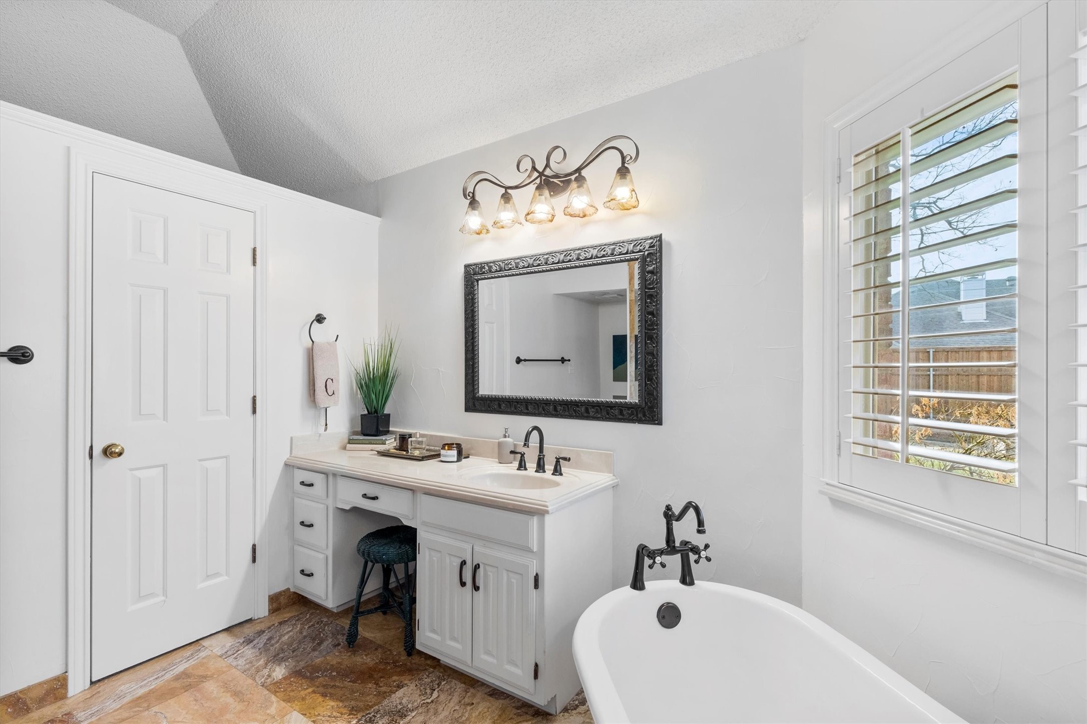 3204 Kenilworth Drive