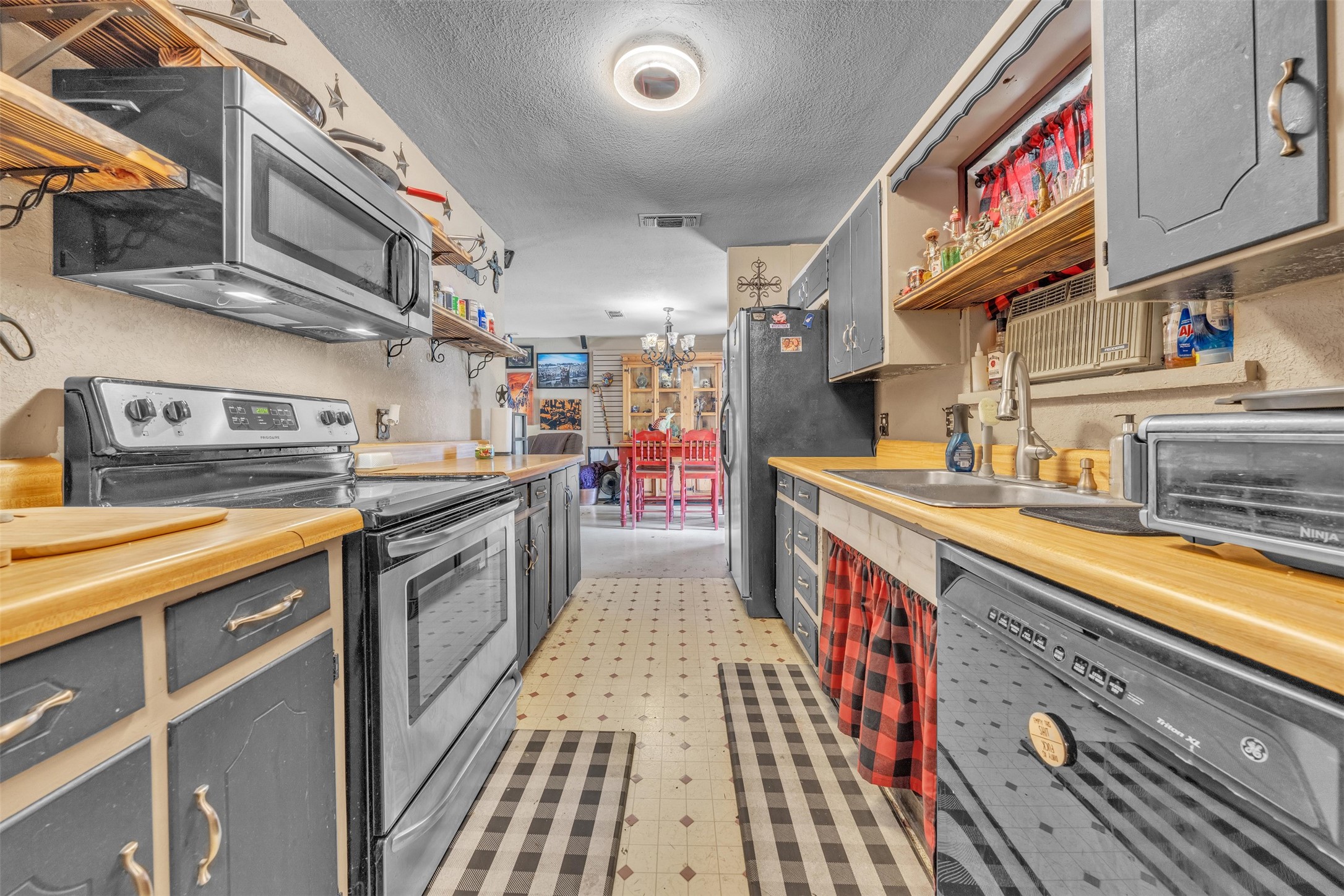 6048 Hillcrest Drive