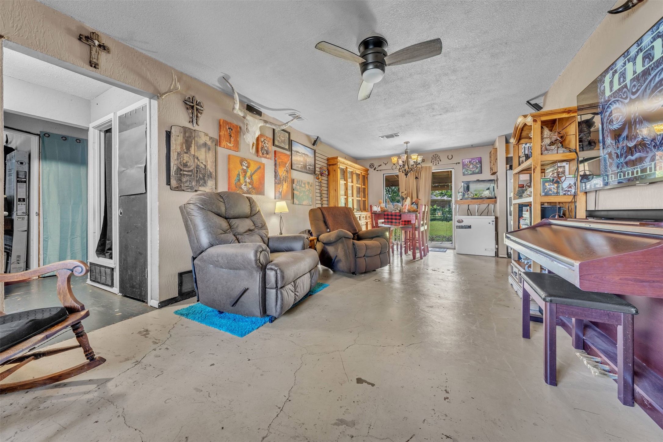 6048 Hillcrest Drive