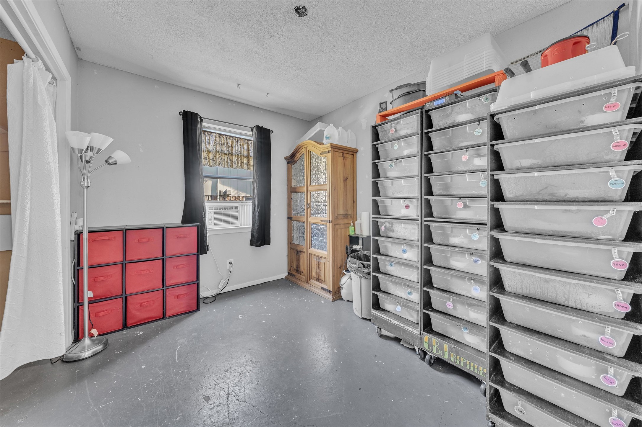 6048 Hillcrest Drive