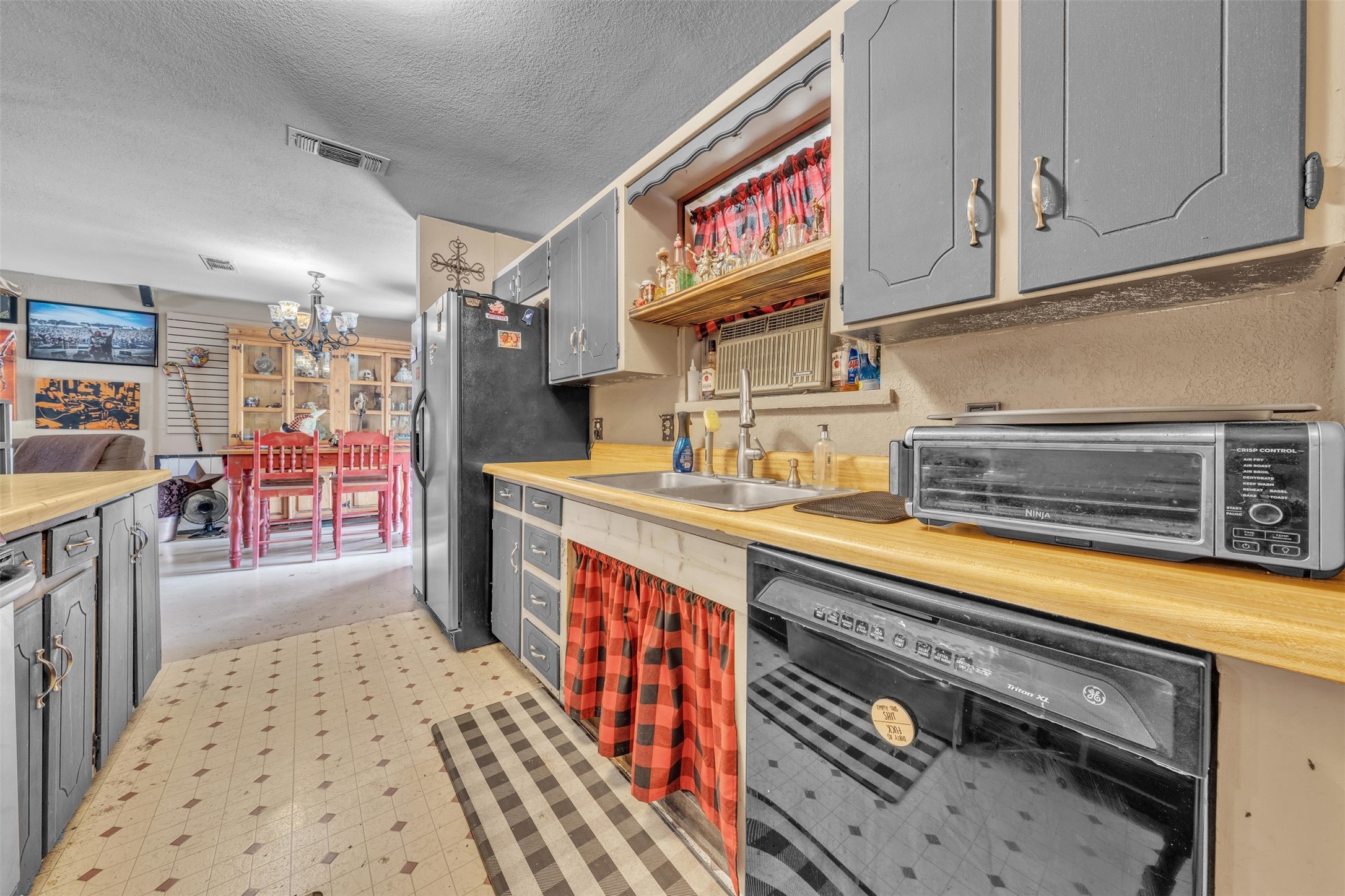 6048 Hillcrest Drive