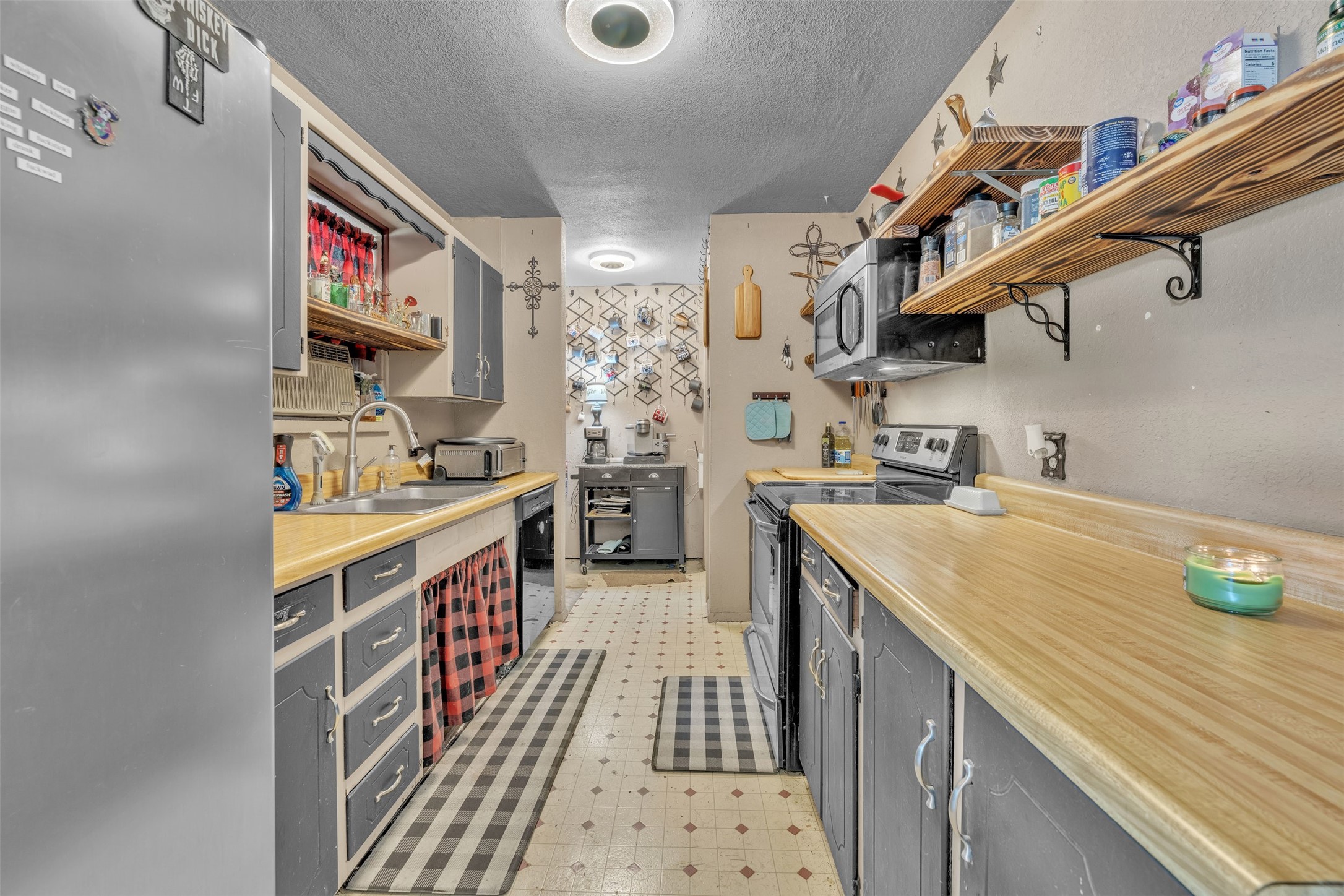 6048 Hillcrest Drive