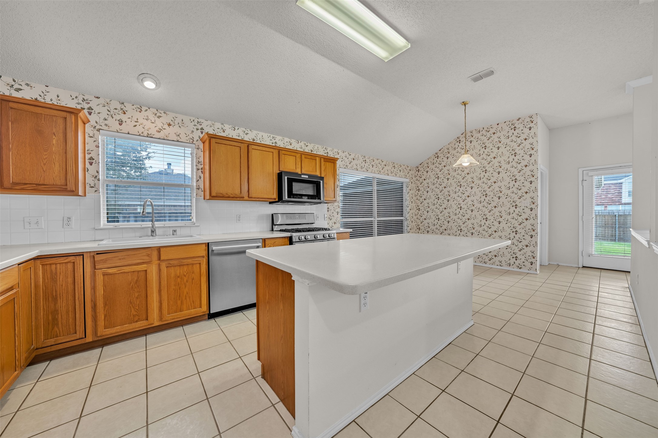 3200 Elmwood Drive