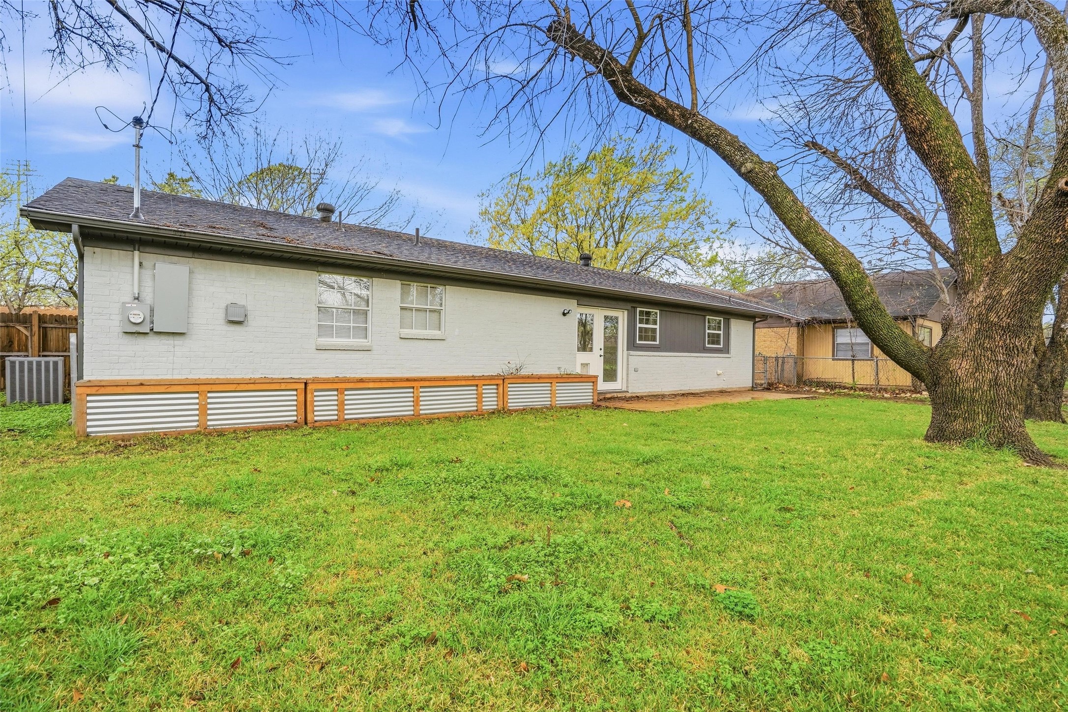 120 NW Suzanne Terrace