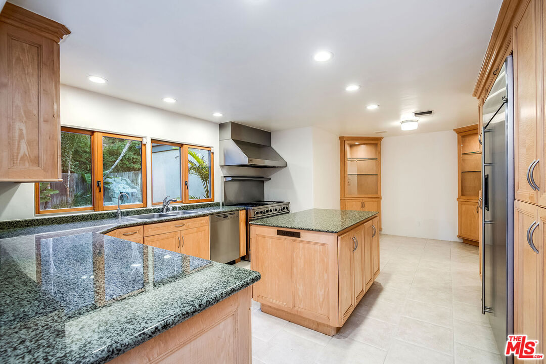 7732 Chandelle Pl
