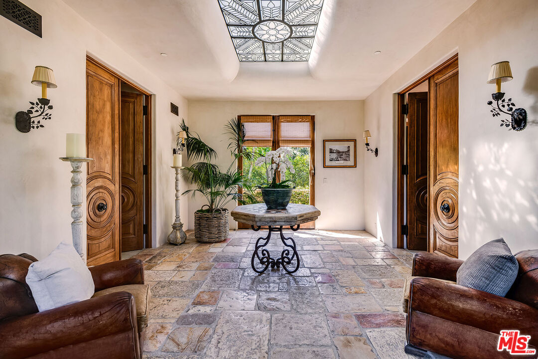 1550 Amalfi DR