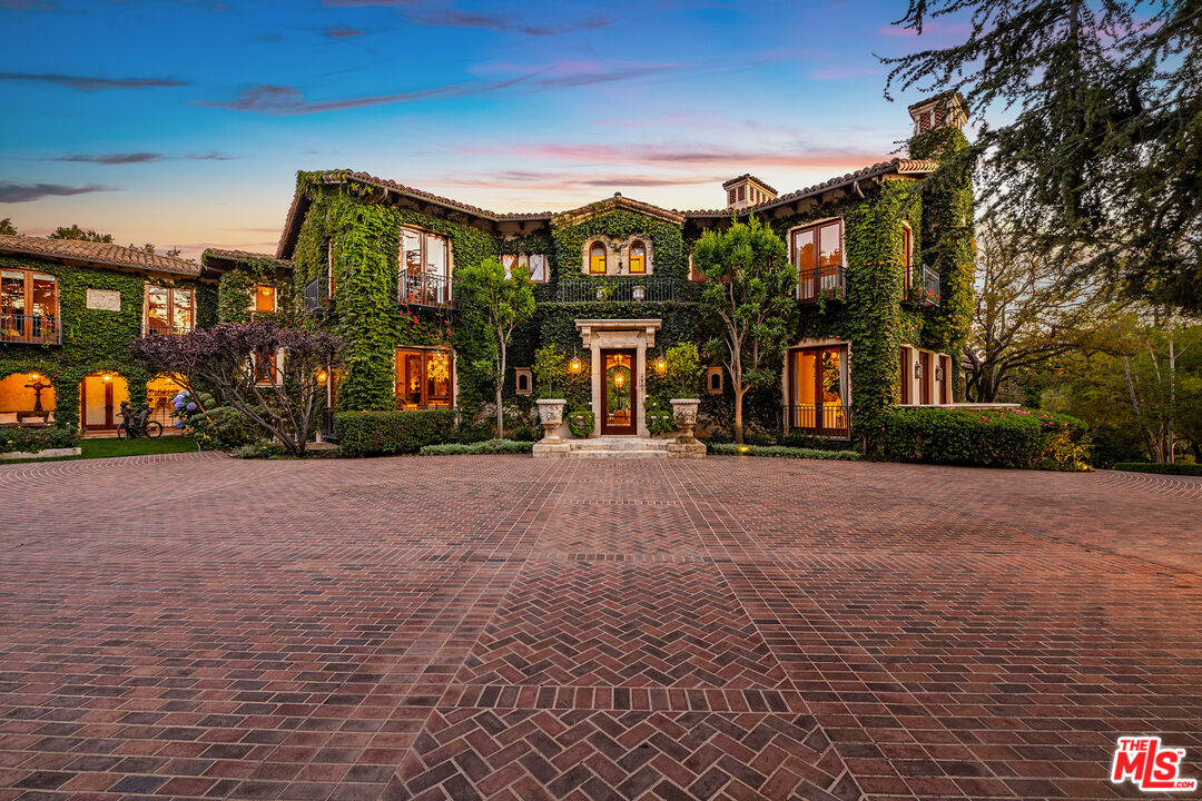 1550 Amalfi DR