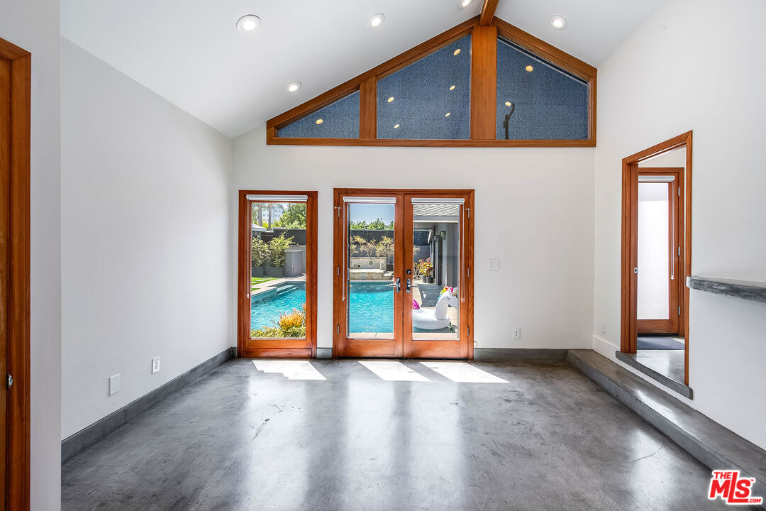 445 Westmount Dr