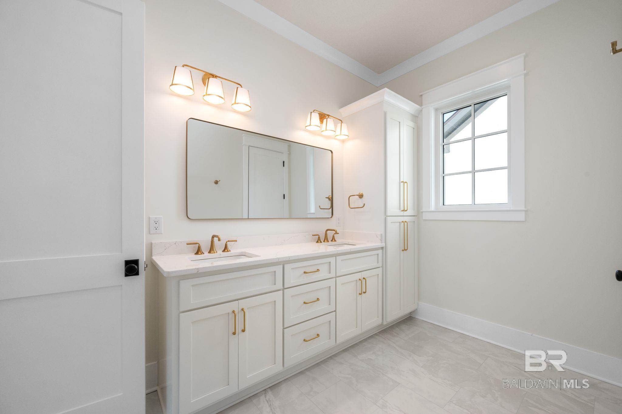 864 Inlet Circle