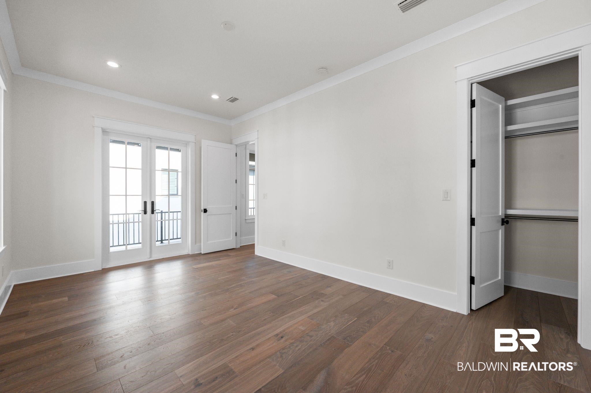906 Inlet Circle