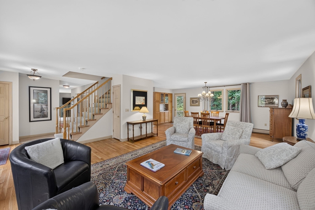 5 Acorn Ln