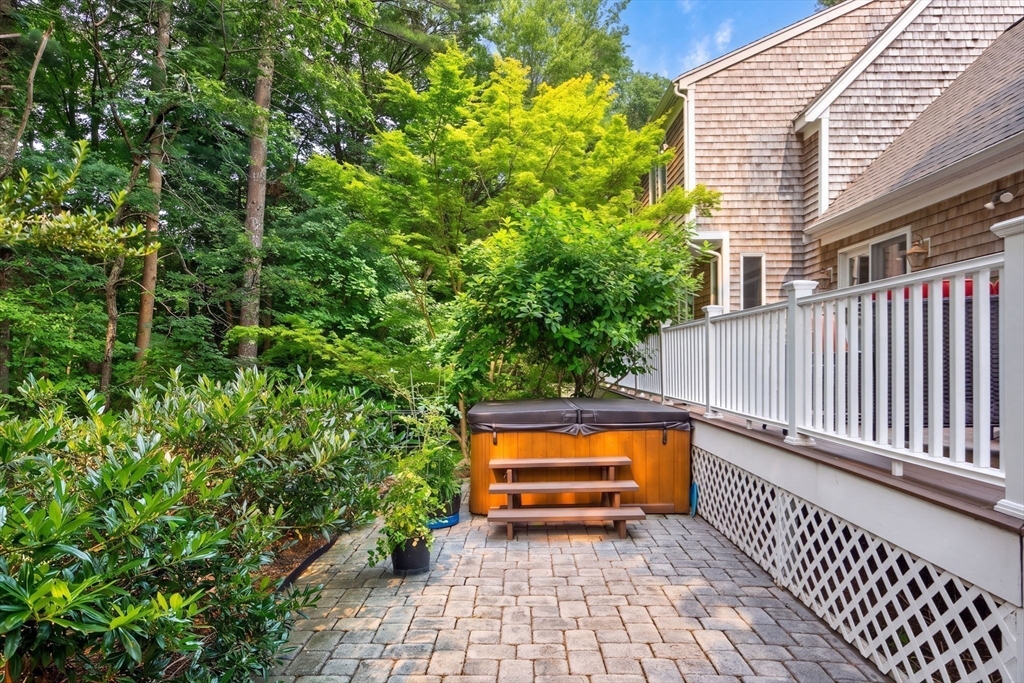 5 Acorn Ln