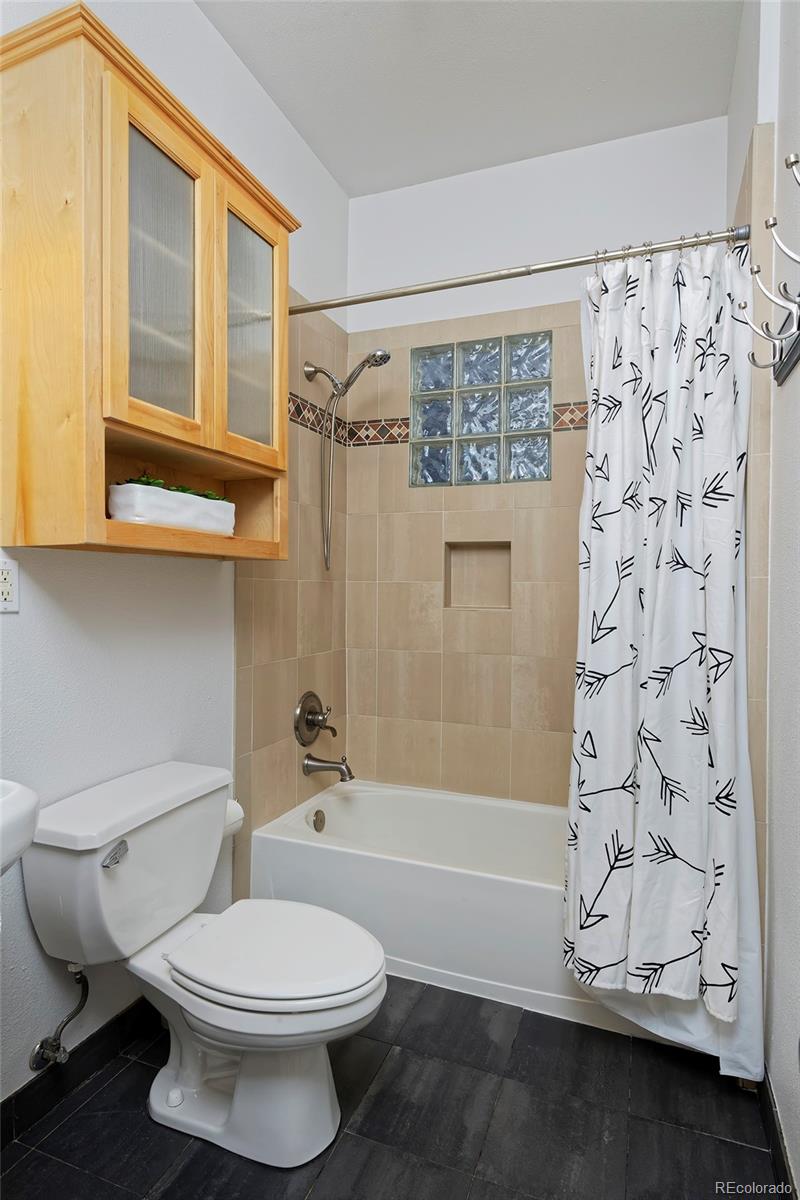 2527 W Dunkeld Place