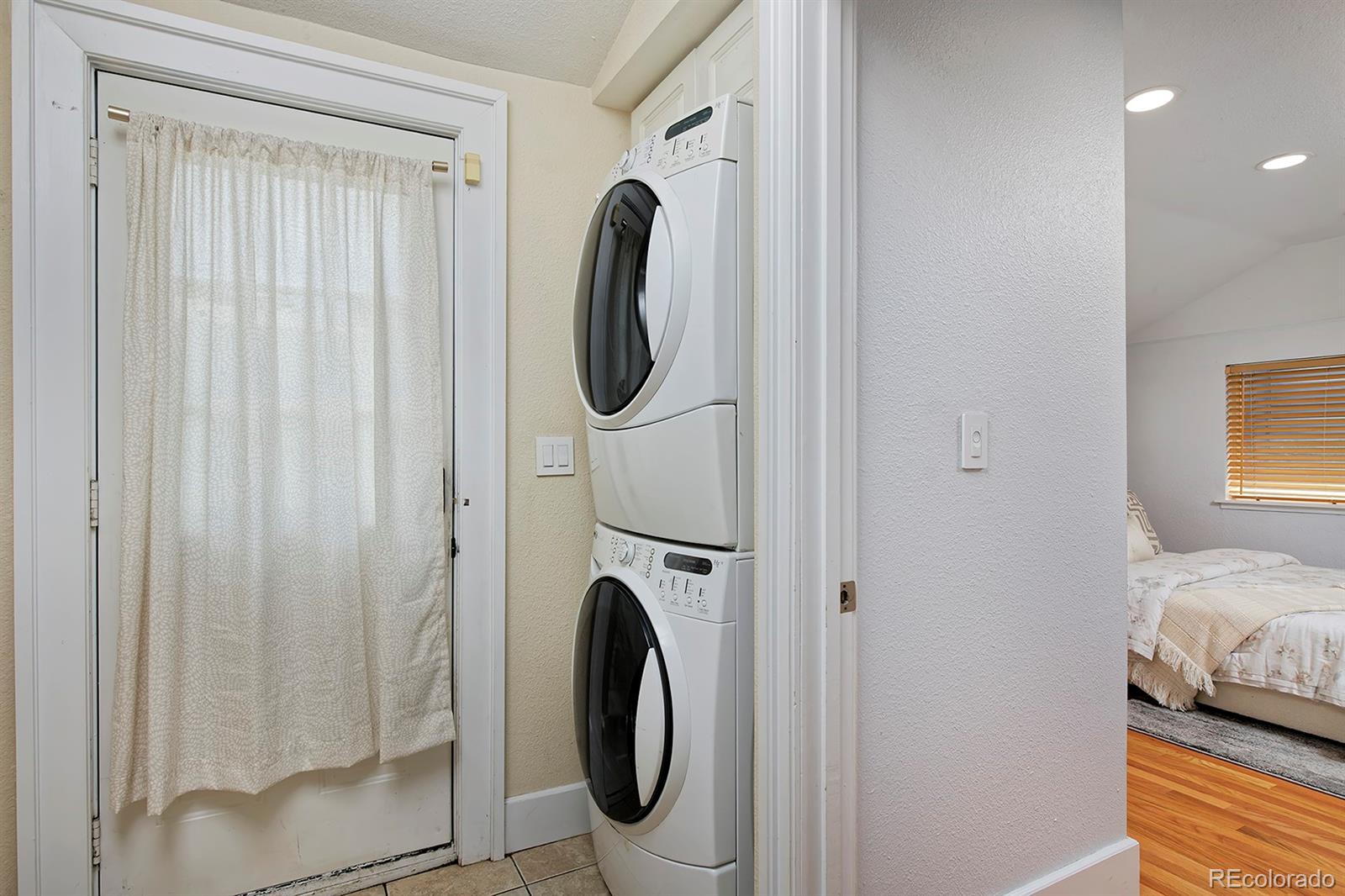 2527 W Dunkeld Place