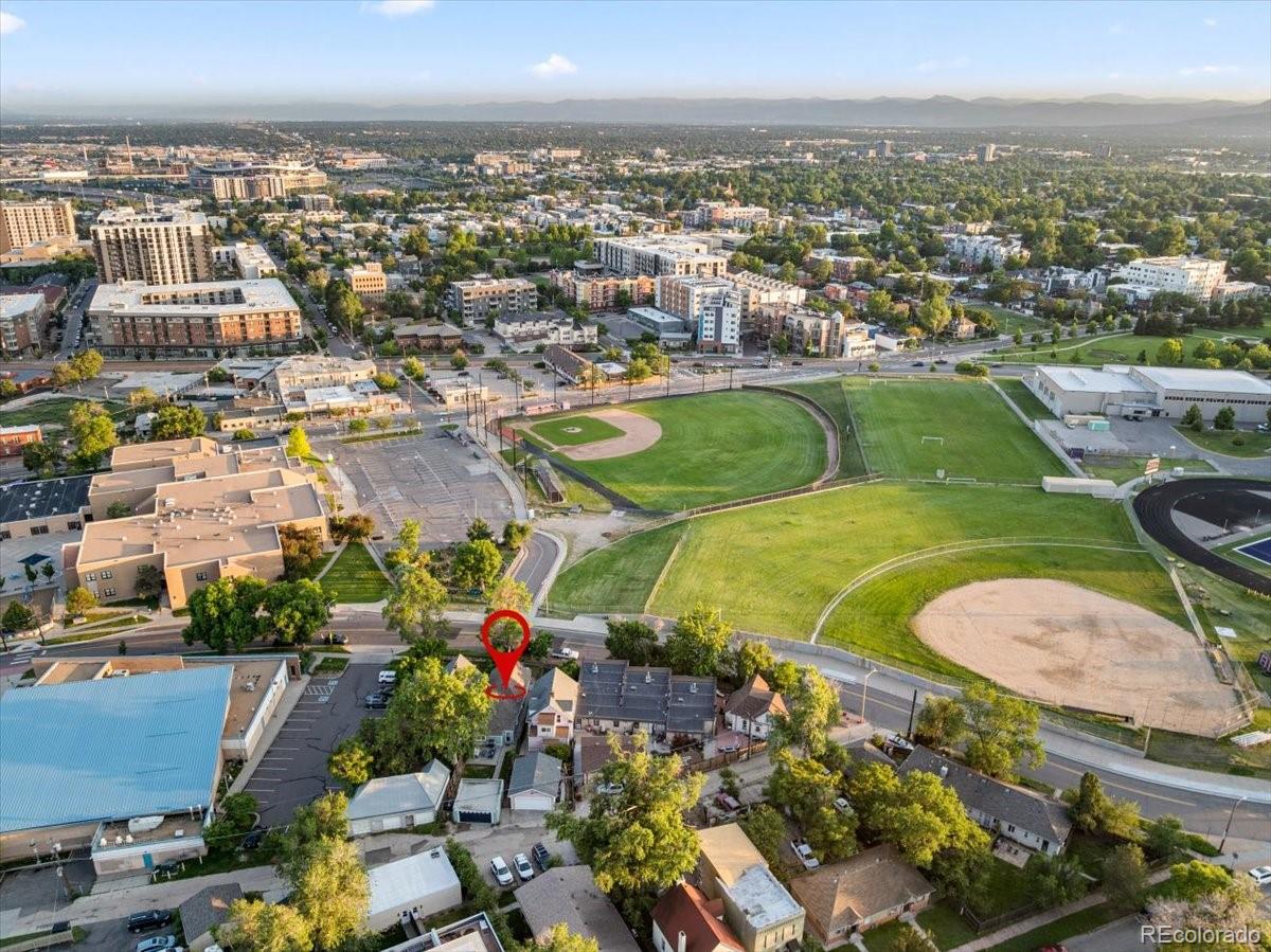 2527 W Dunkeld Place