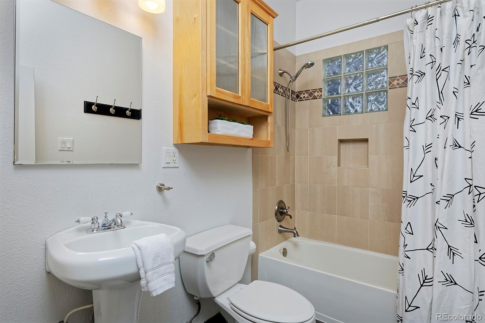 2527 W Dunkeld Place