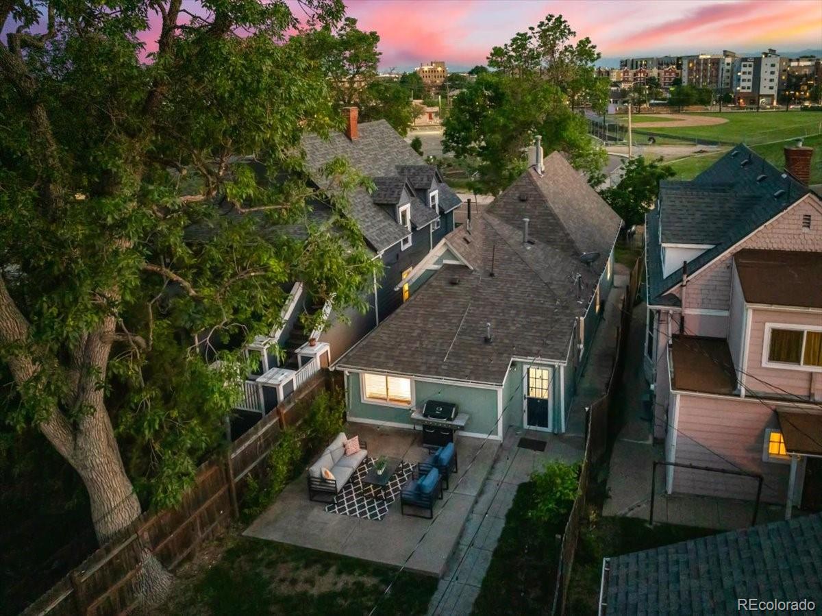 2527 W Dunkeld Place