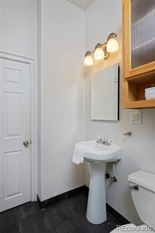 2527 W Dunkeld Place