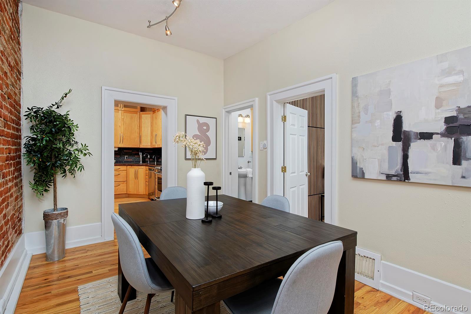 2527 W Dunkeld Place