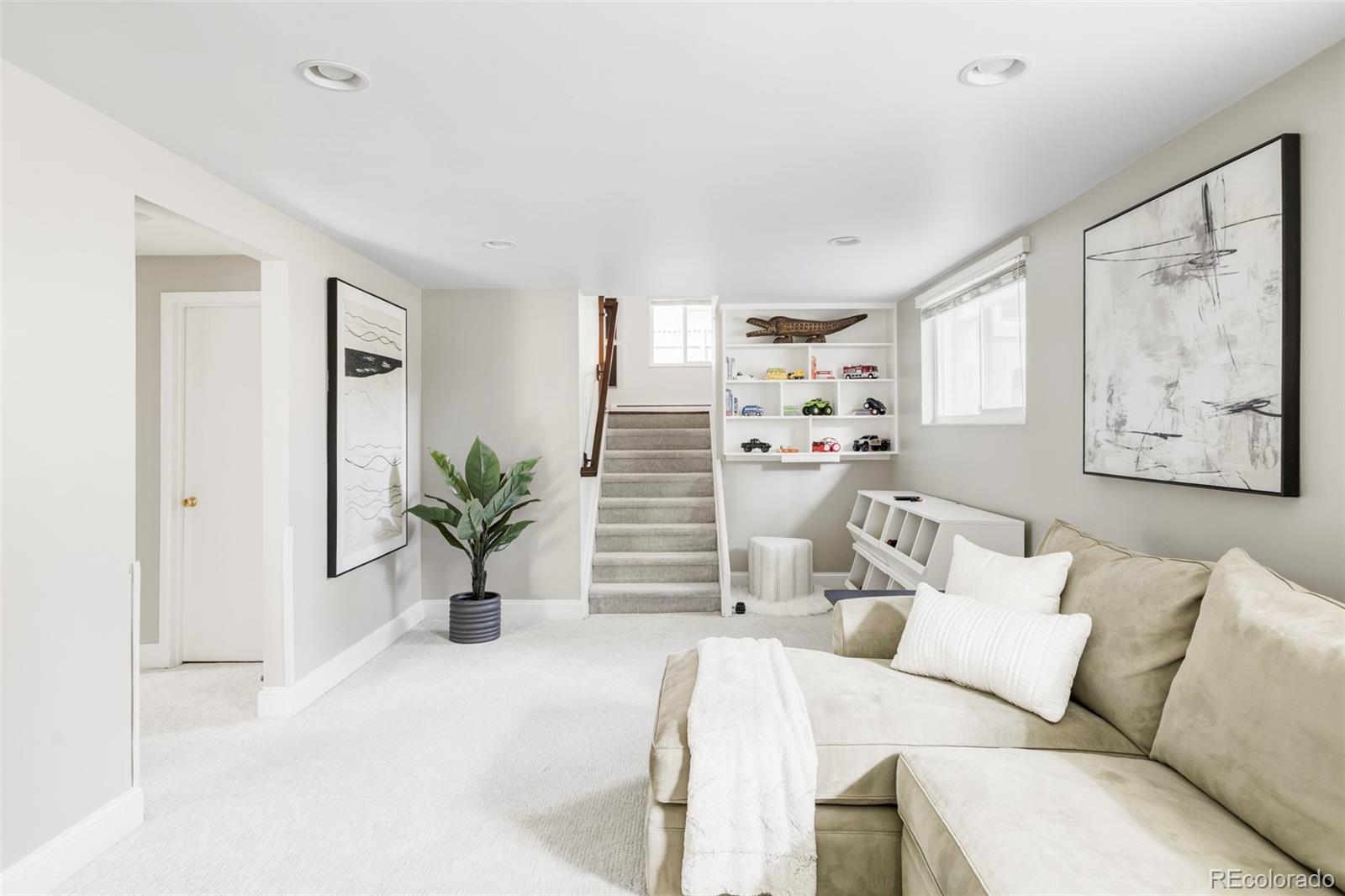 121 S Jasmine Street