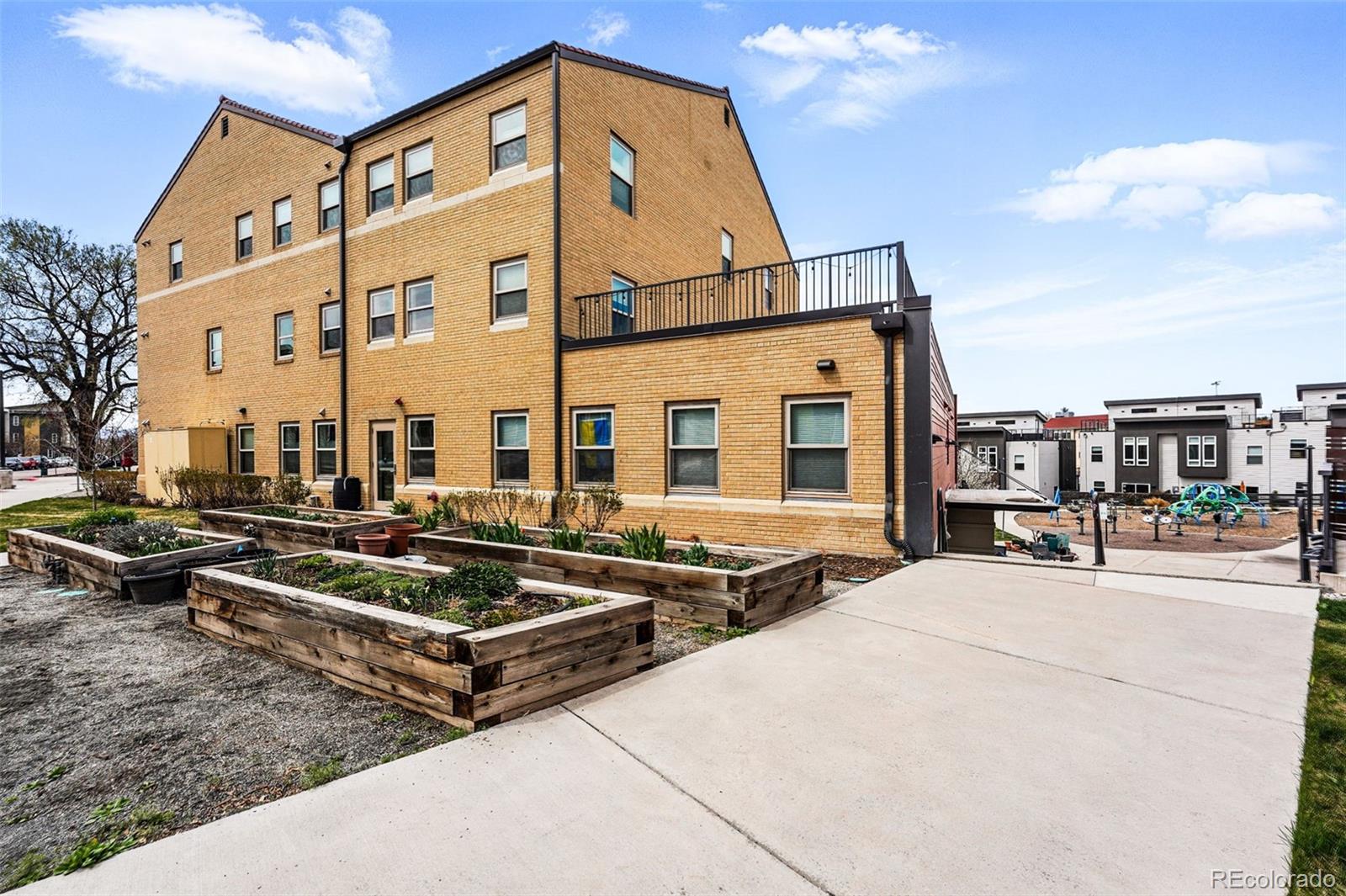2835 W Parkside Pl Unit: 305