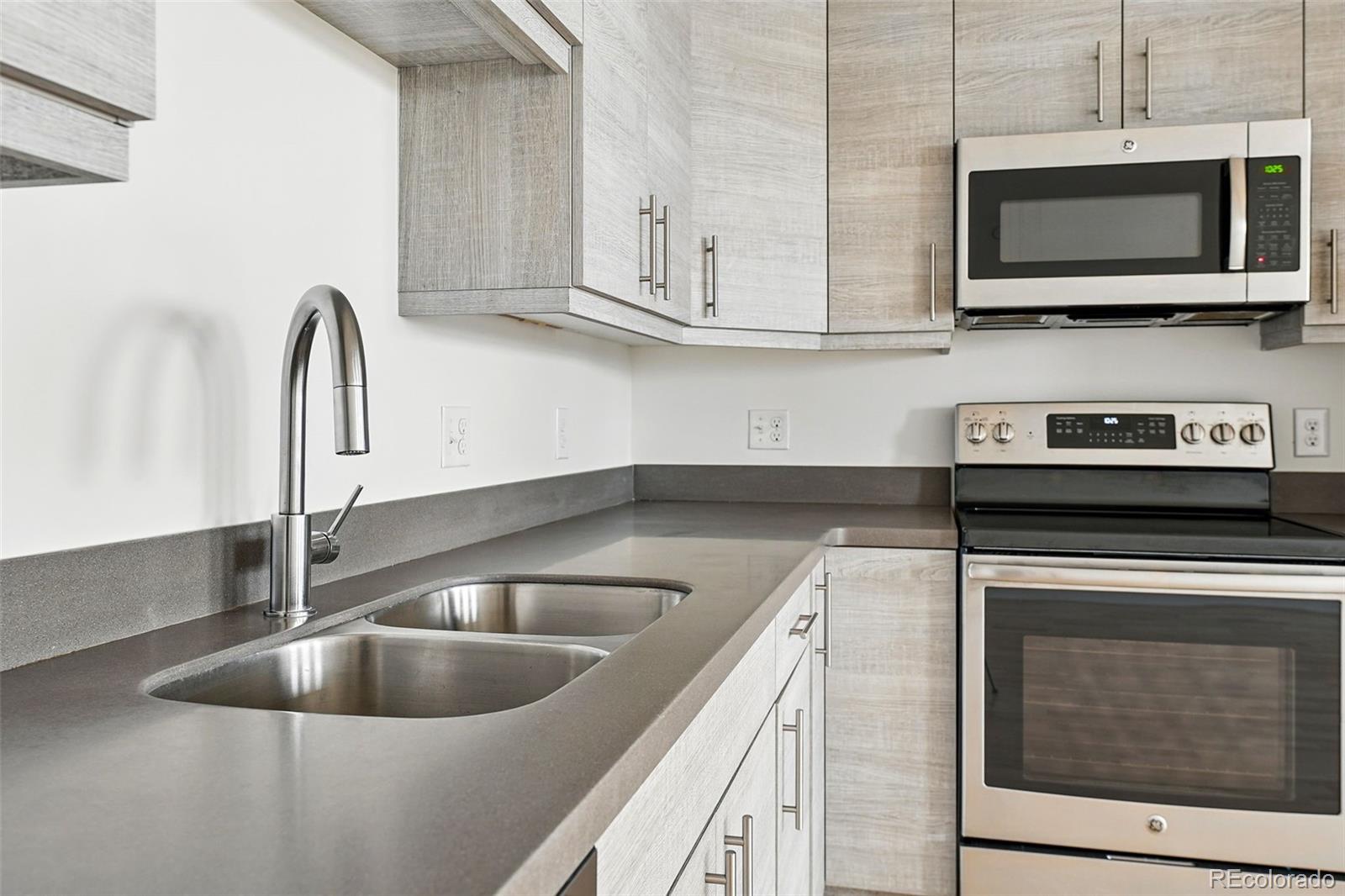 2835 W Parkside Pl Unit: 305