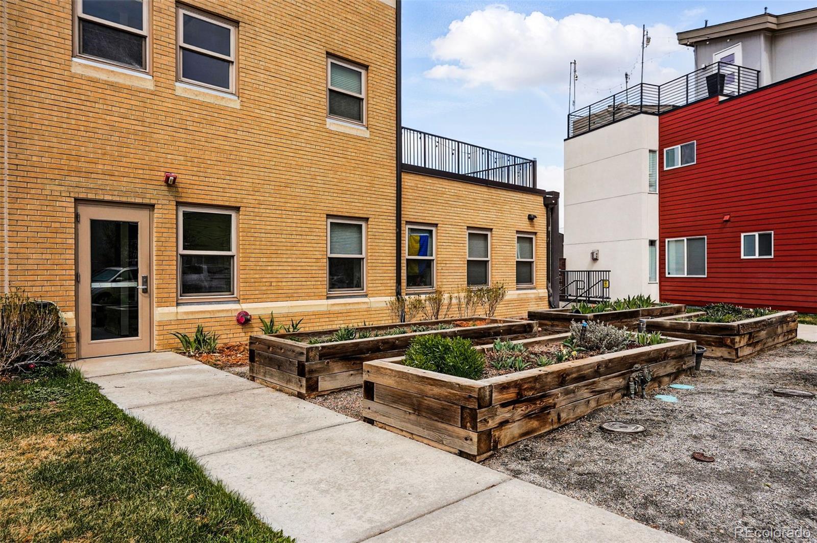 2835 W Parkside Pl Unit: 305