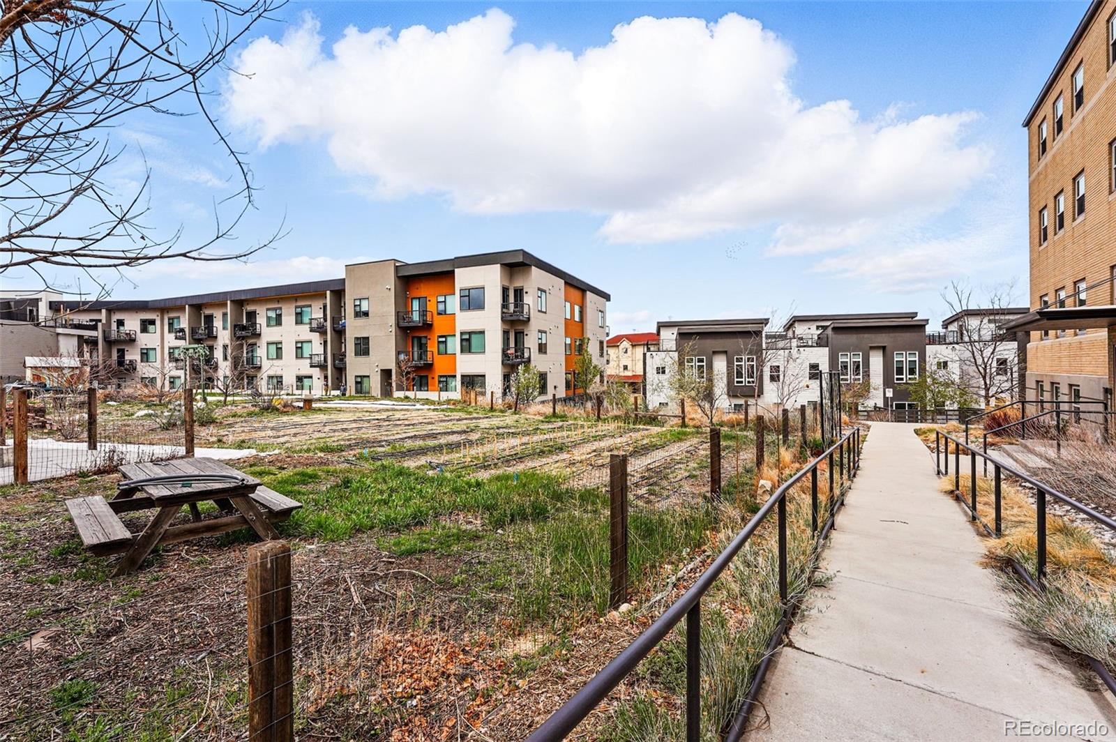 2835 W Parkside Pl Unit: 305