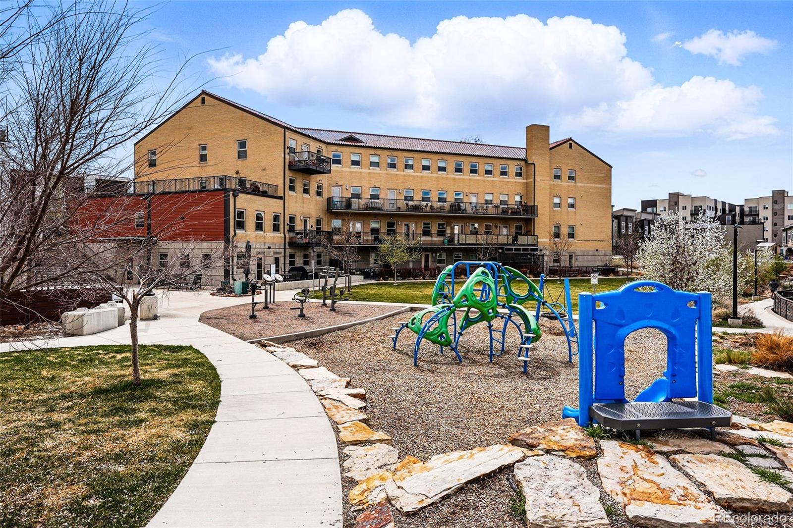 2835 W Parkside Pl Unit: 305