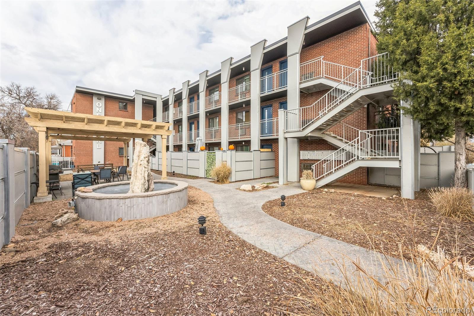 1 Pearl St Unit: 204