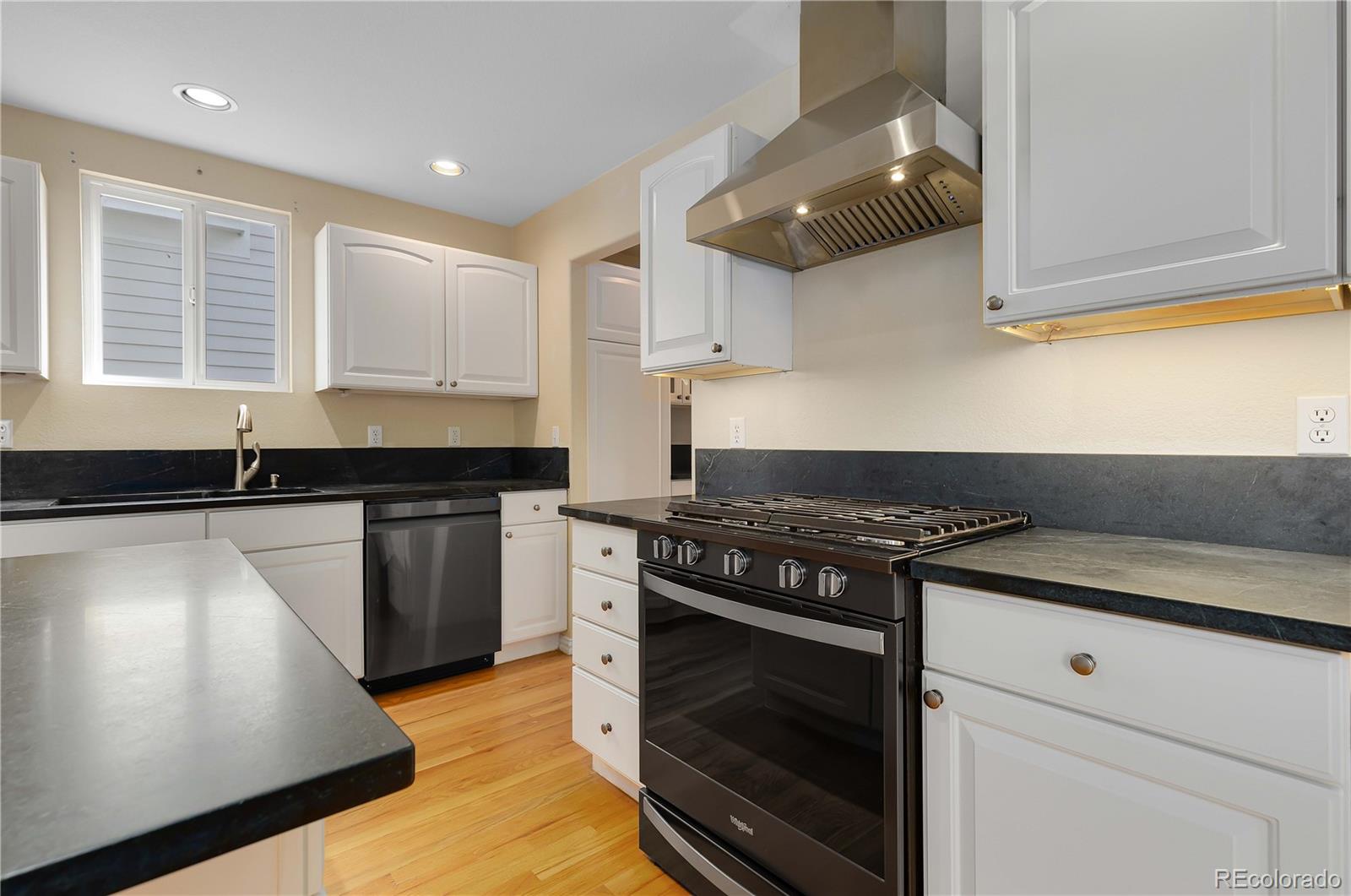 1011 S Valentia St Unit: 50