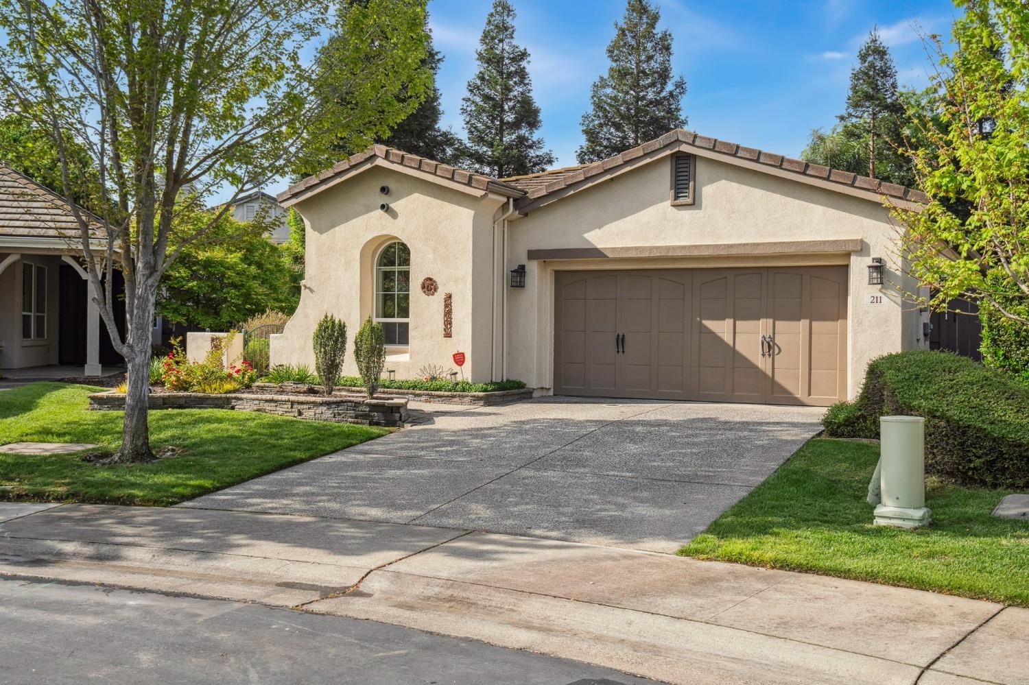 211 Perazul Circle