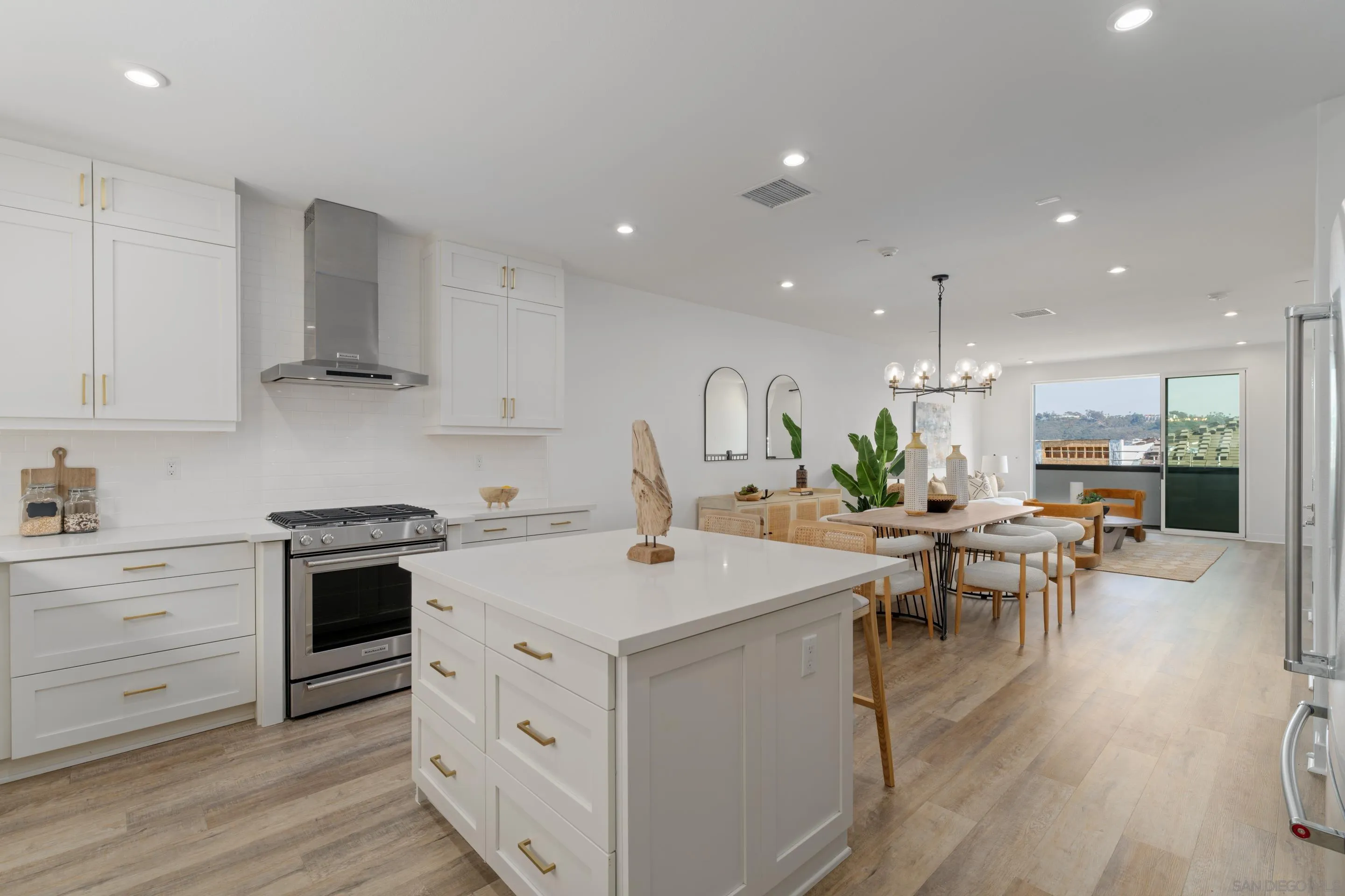 2731 Via Avella
