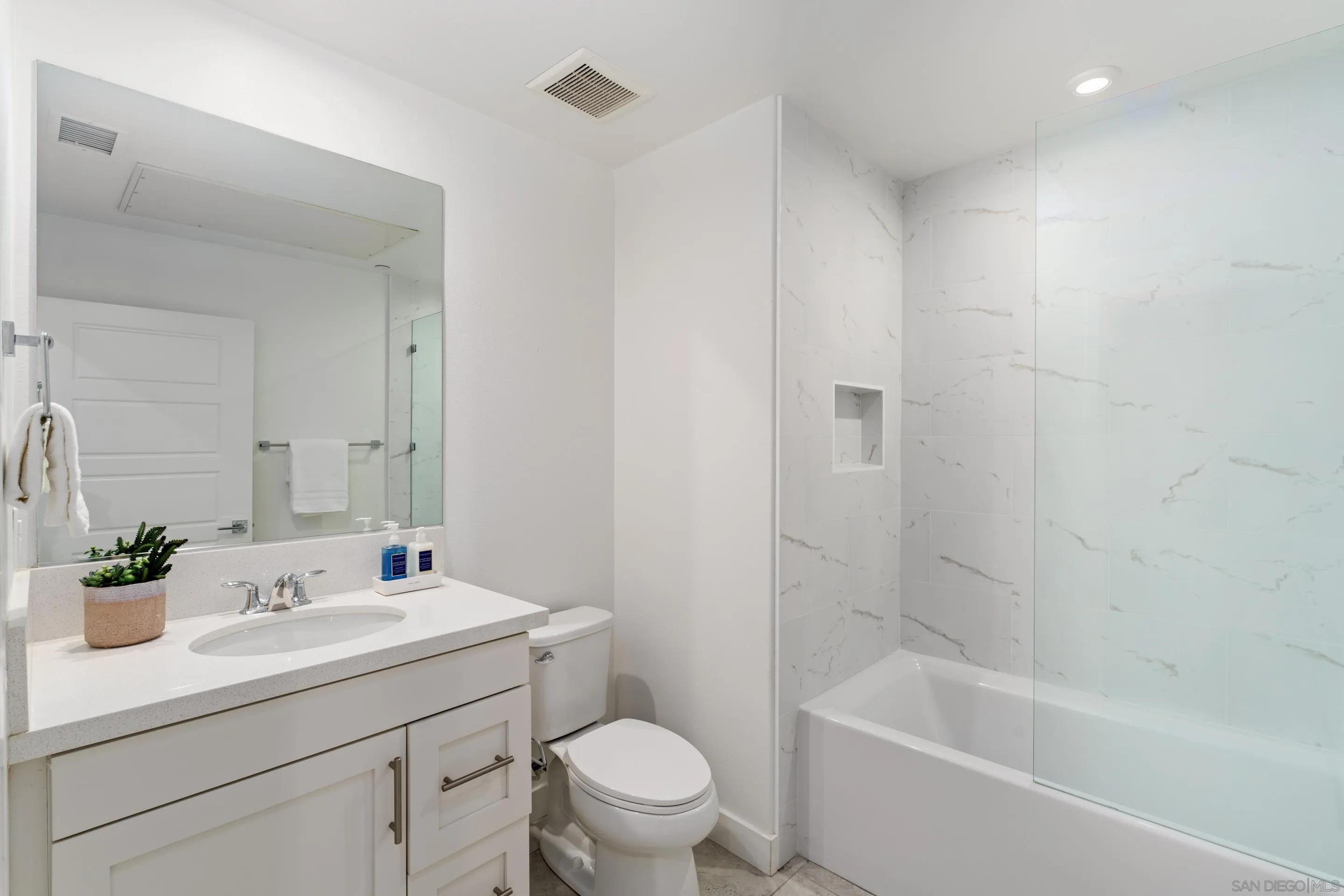 2731 Via Avella