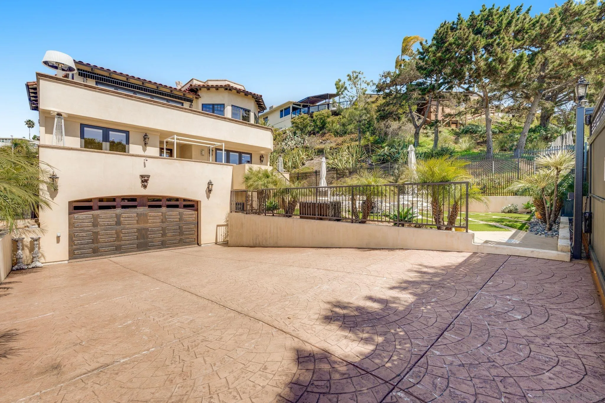 1045 Van Nuys St