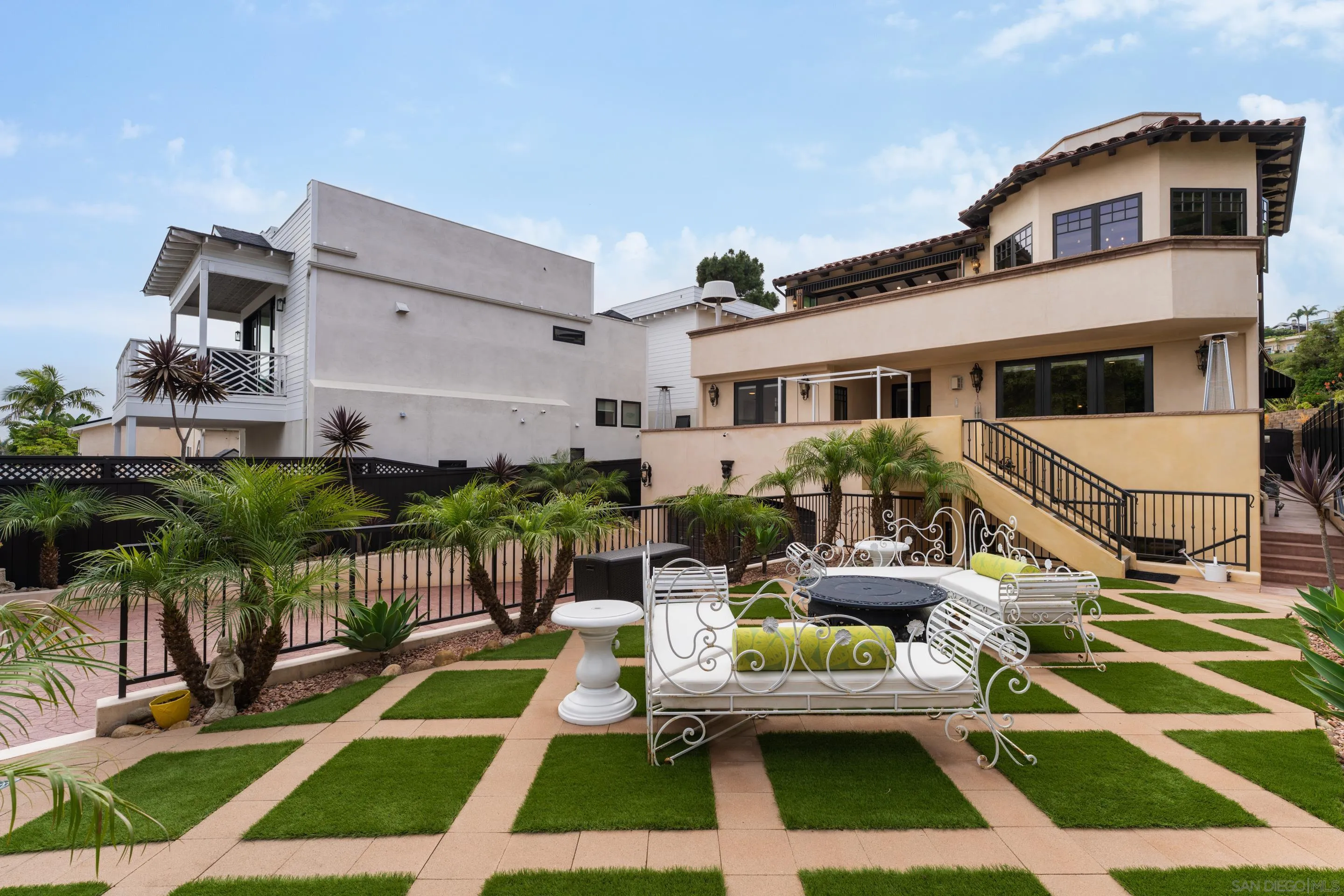 1045 Van Nuys St