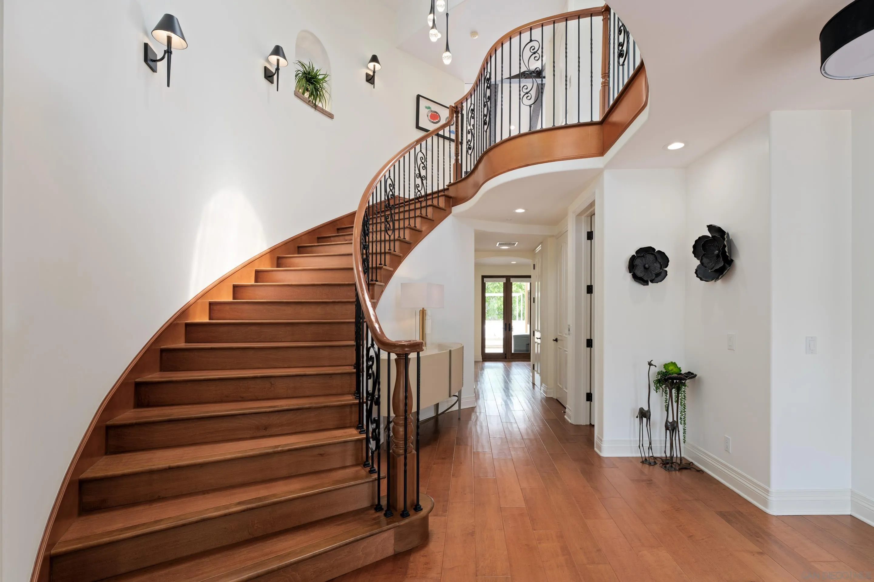 1045 Van Nuys St