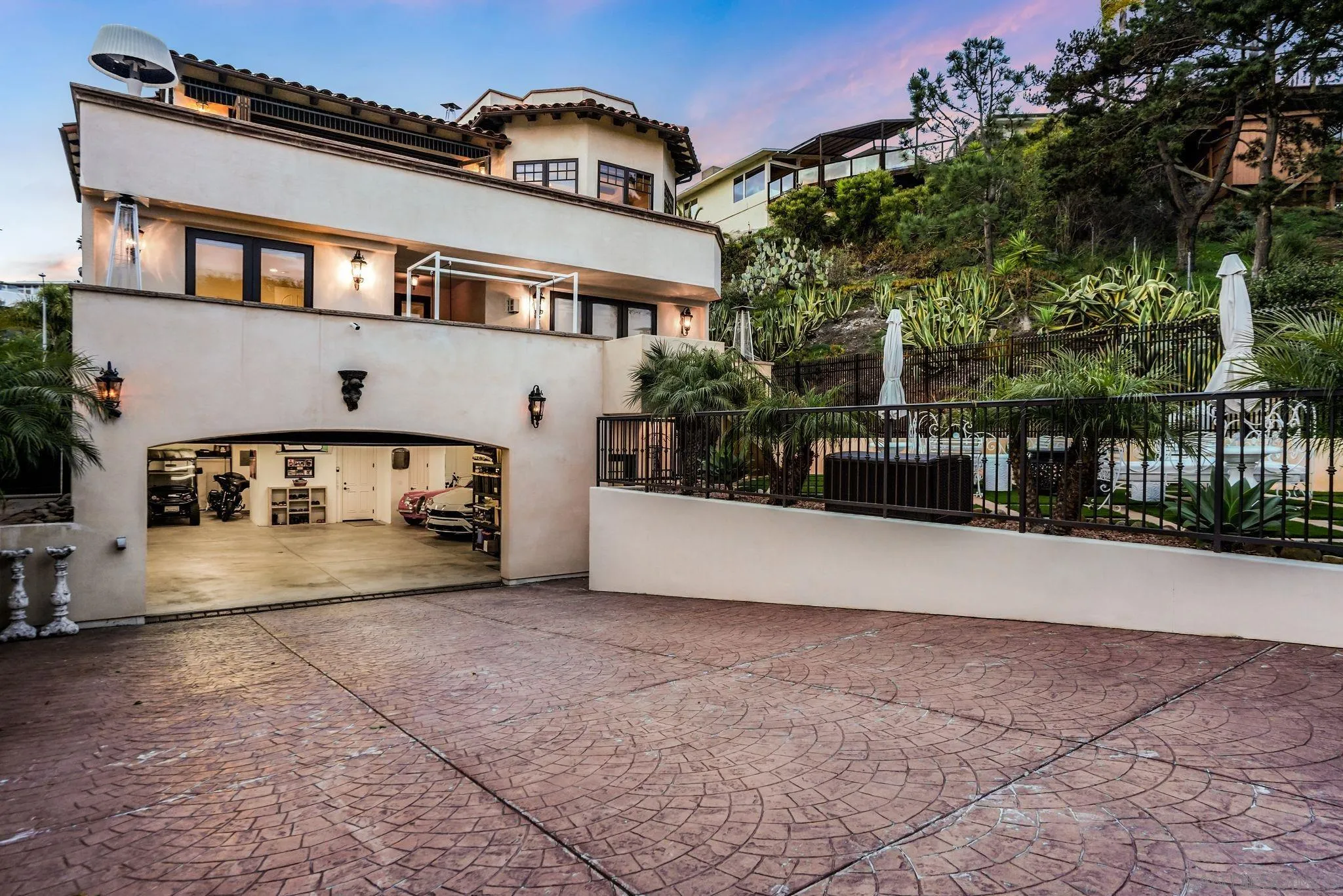 1045 Van Nuys St