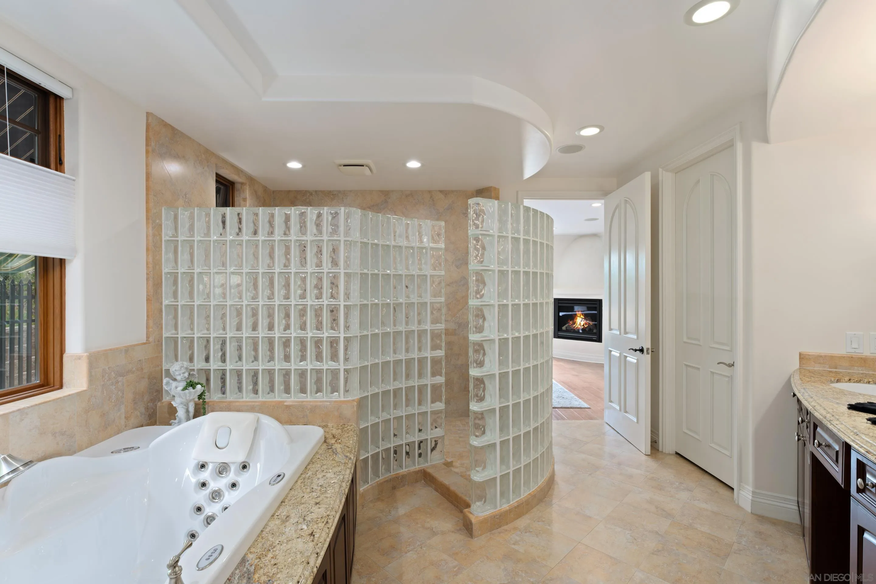 1045 Van Nuys St